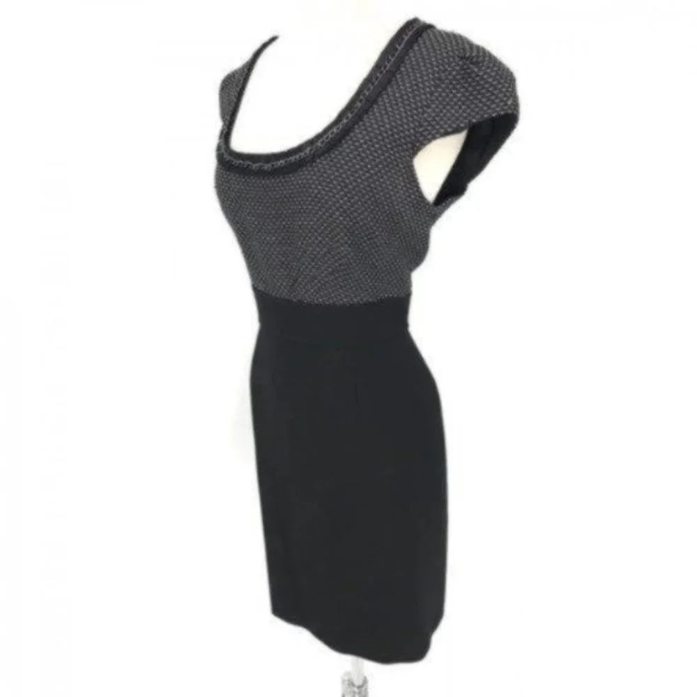 Tahari Womens Sheath Dress Size 10P Black Gray Cap Sleeve Chain Detail Scoopneck - Picture 4 of 9